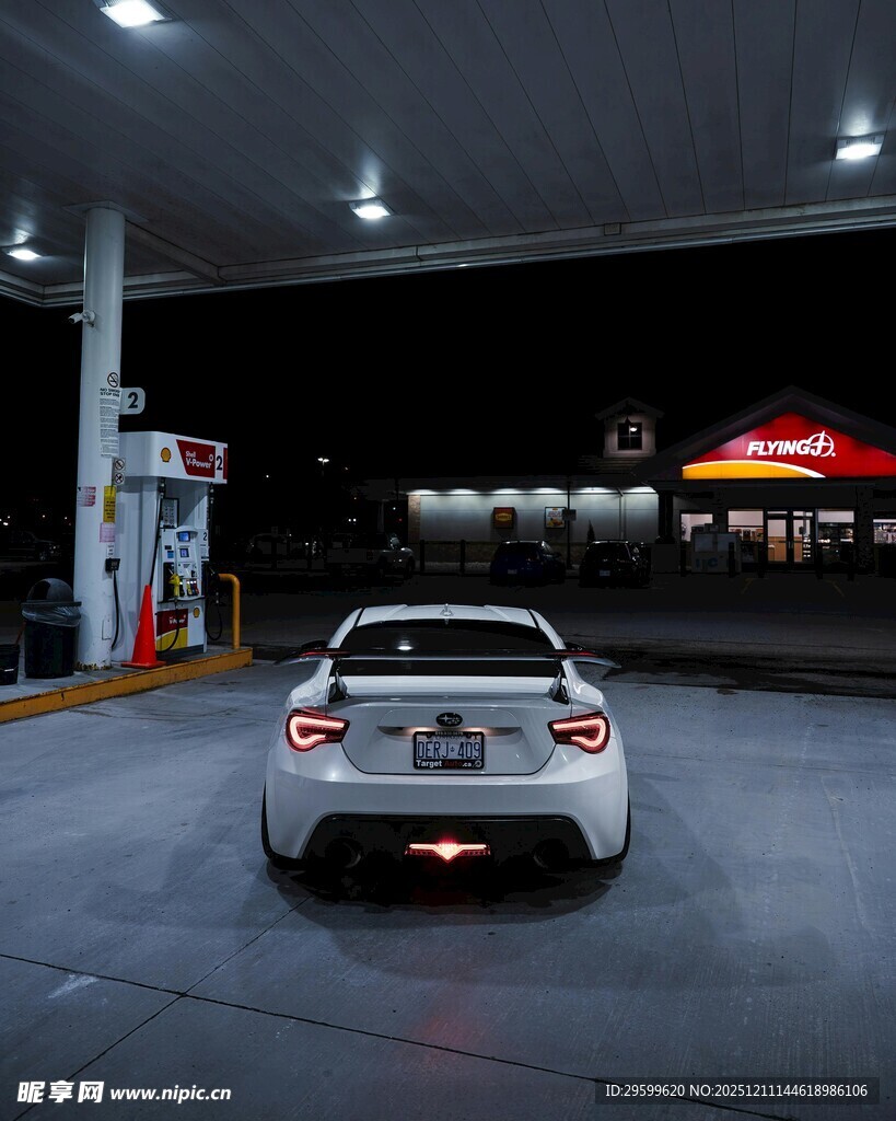 夜晚加油站的白色轿车