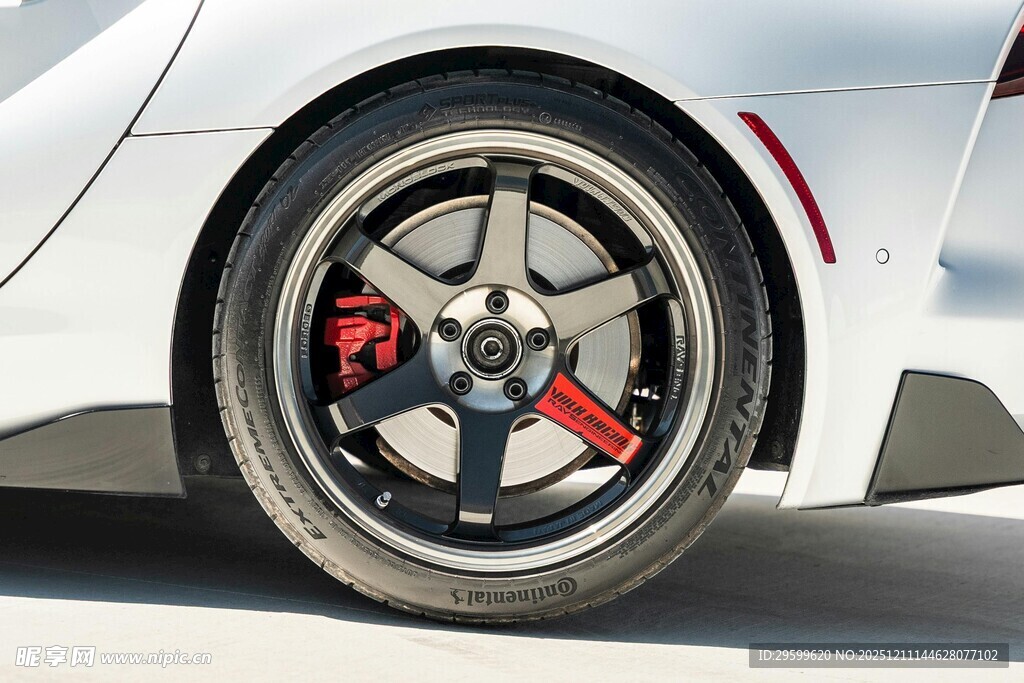 高性能跑车精致轮毂特写