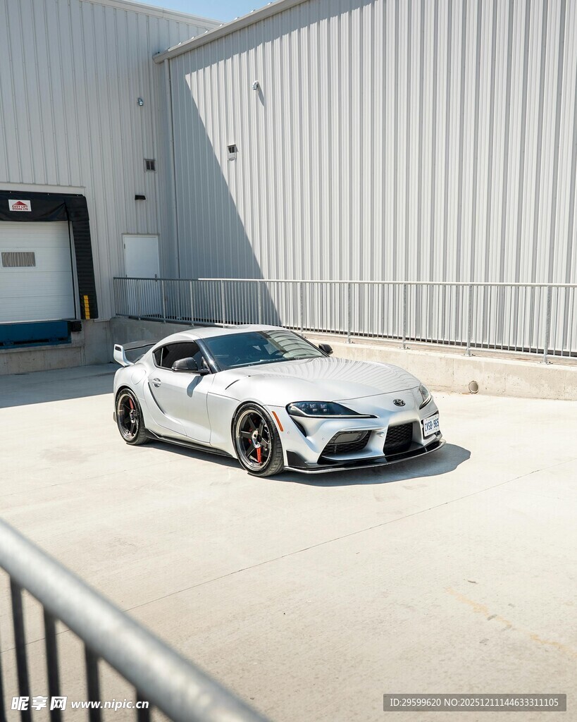 白色跑车停在工业风场地