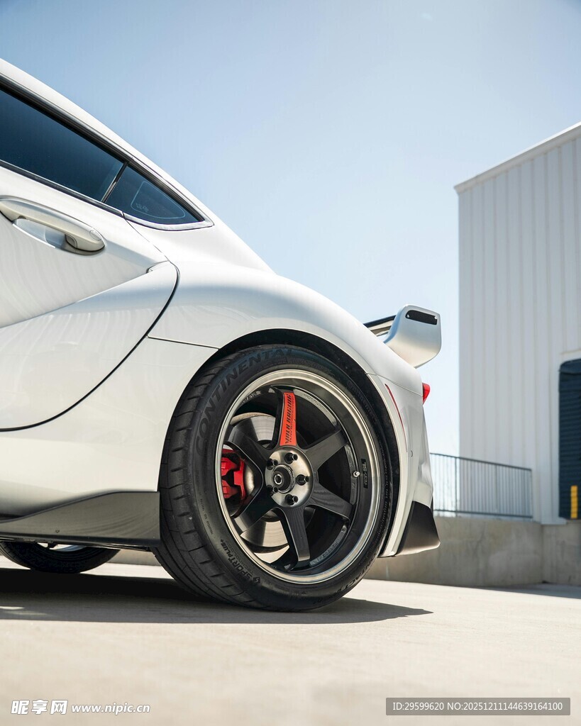 白色跑车酷炫轮毂特写