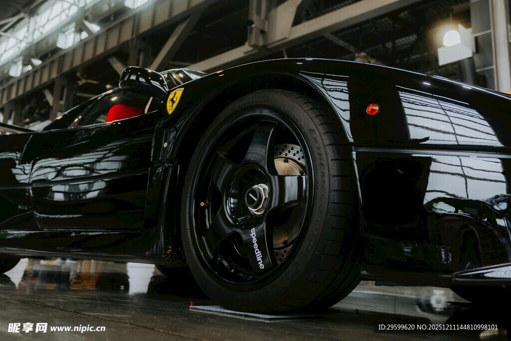 炫酷黑色跑车特写