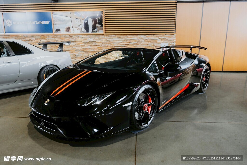 黑色炫酷跑车室内展示