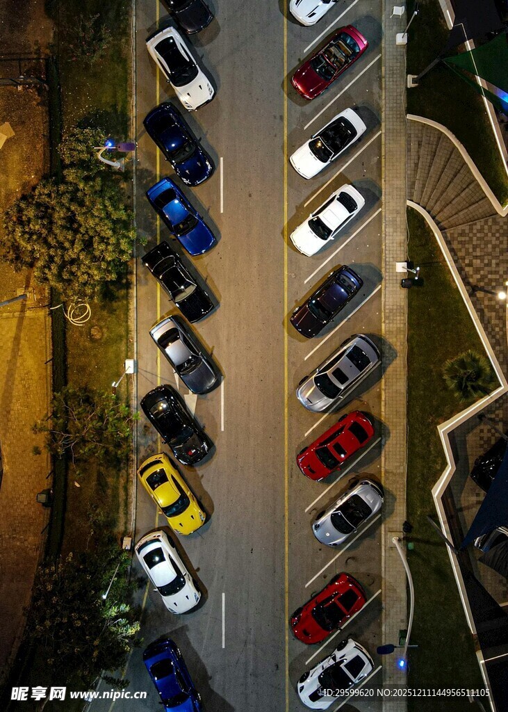 俯瞰多彩有序的停车场