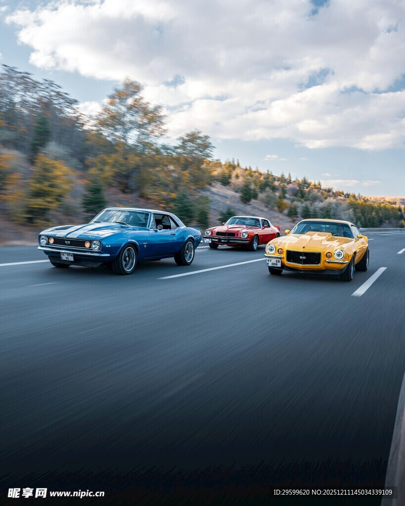 公路上行驶的多彩汽车