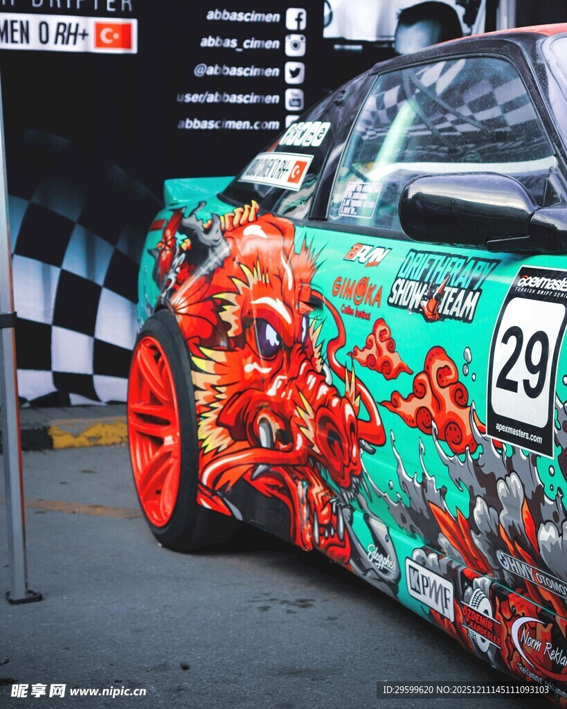 炫酷彩绘赛车局部特写