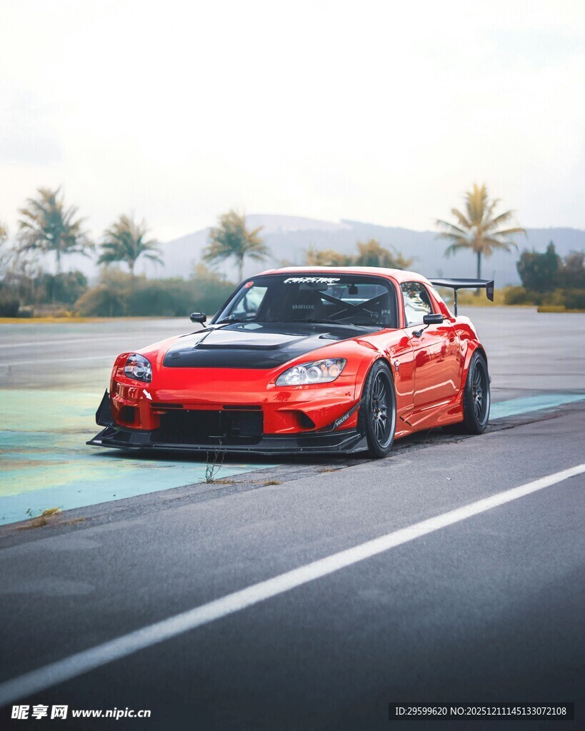 赛道上的红色酷炫赛车