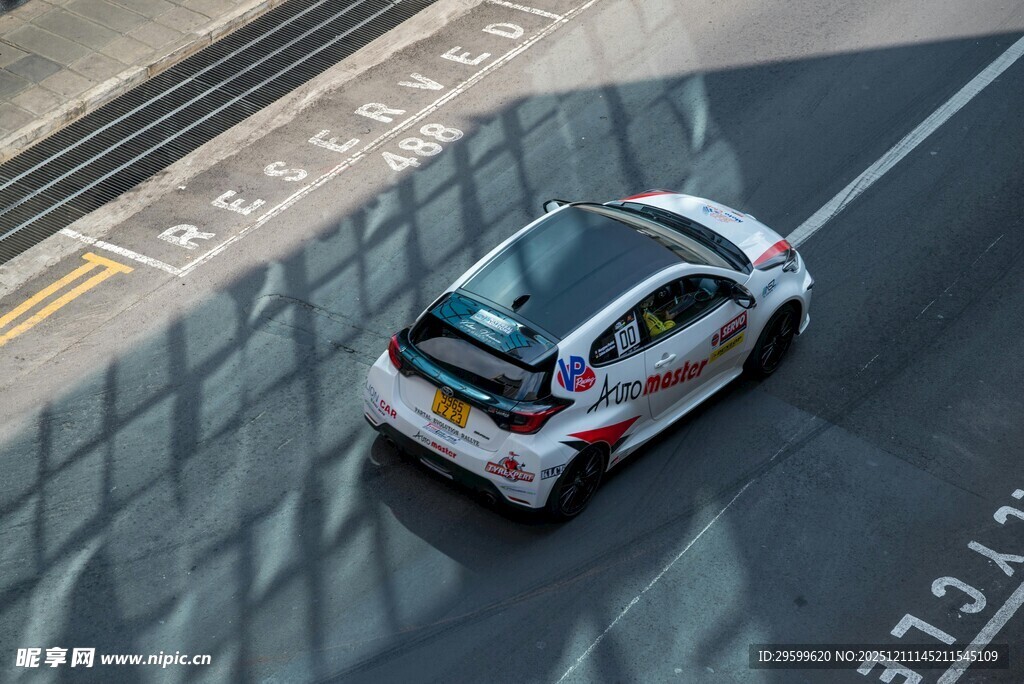 赛道上飞驰的多彩赛车