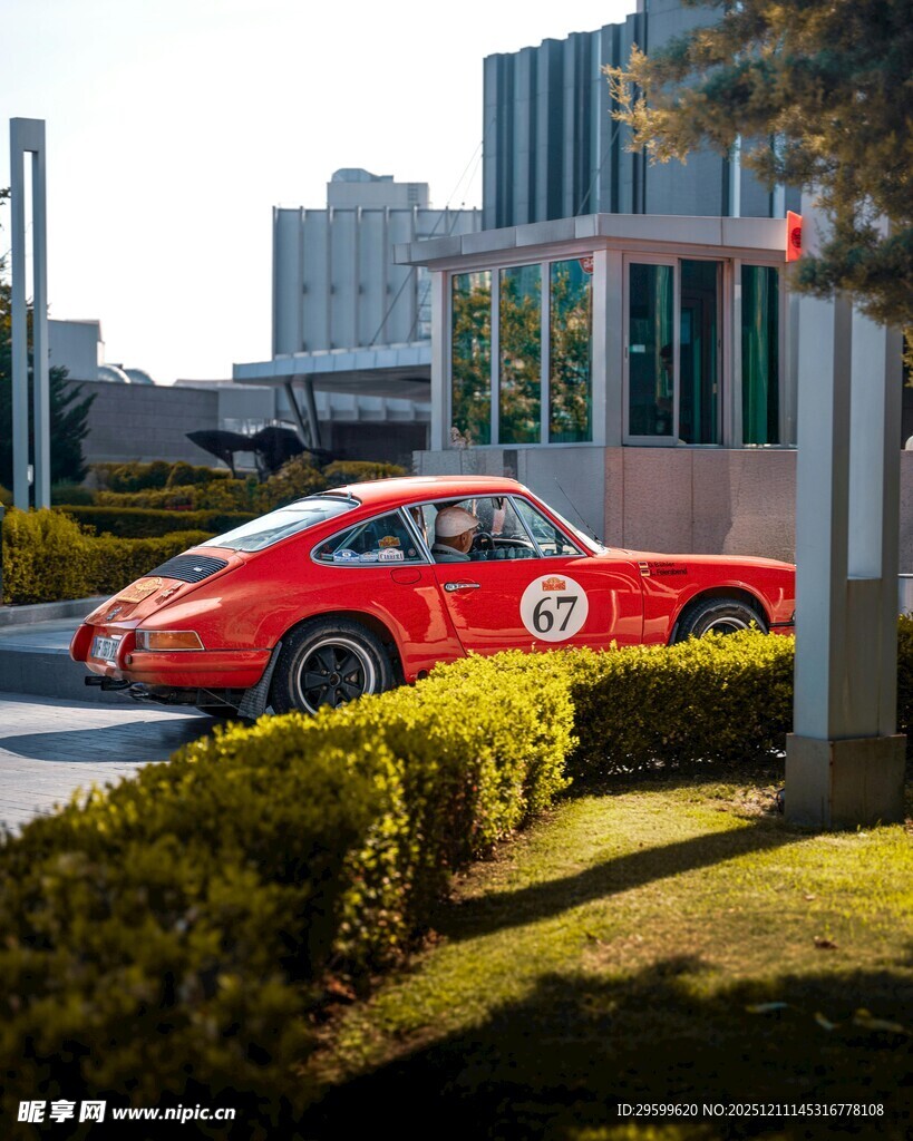 复古红色轿车停于建筑旁