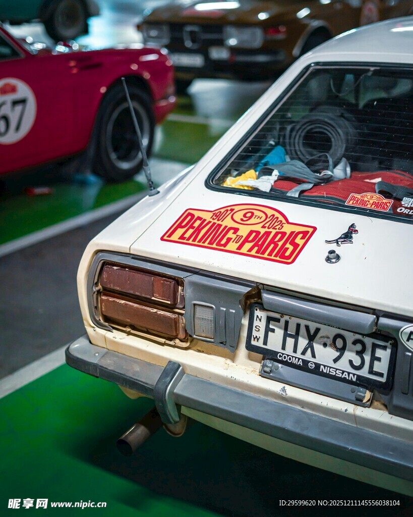 复古车展中的白色经典汽车