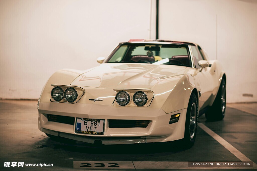 经典白色敞篷跑车