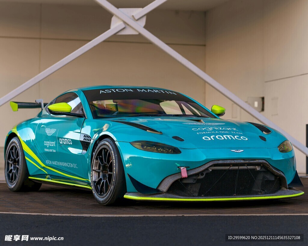 炫酷蓝色赛车室内展示