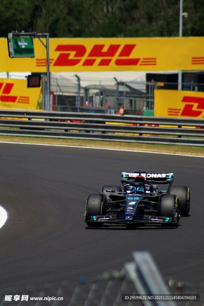 赛道上飞驰的F1赛车