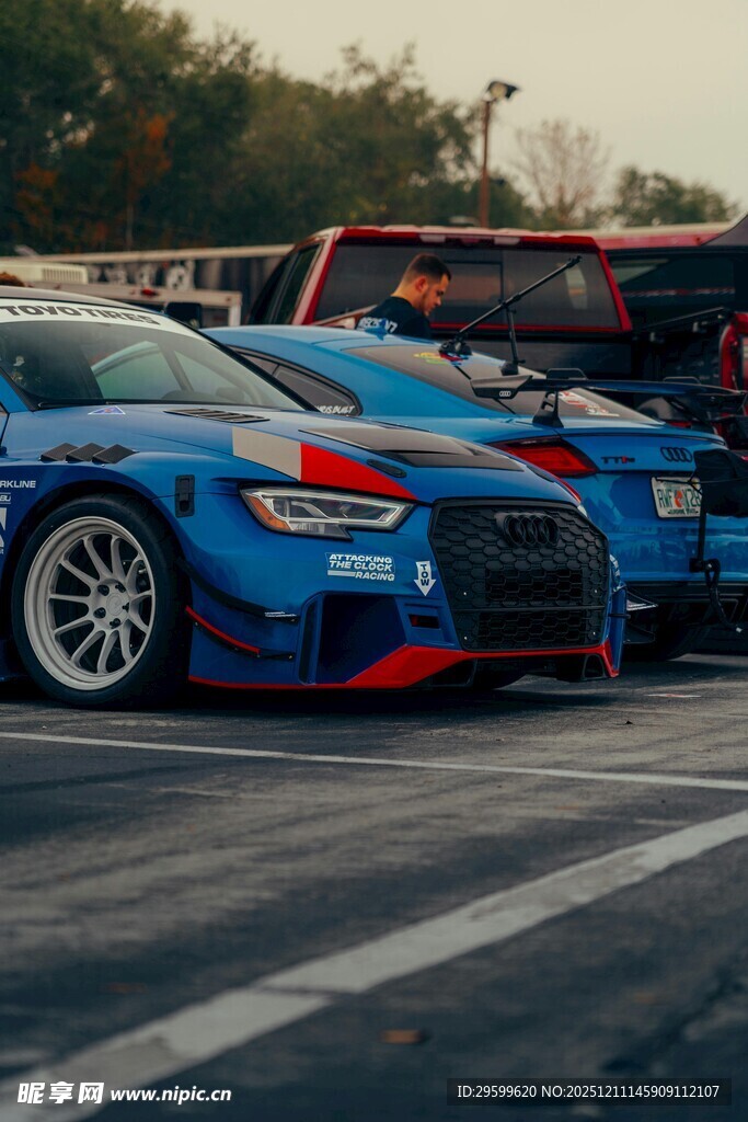 炫酷蓝色赛车整齐停放