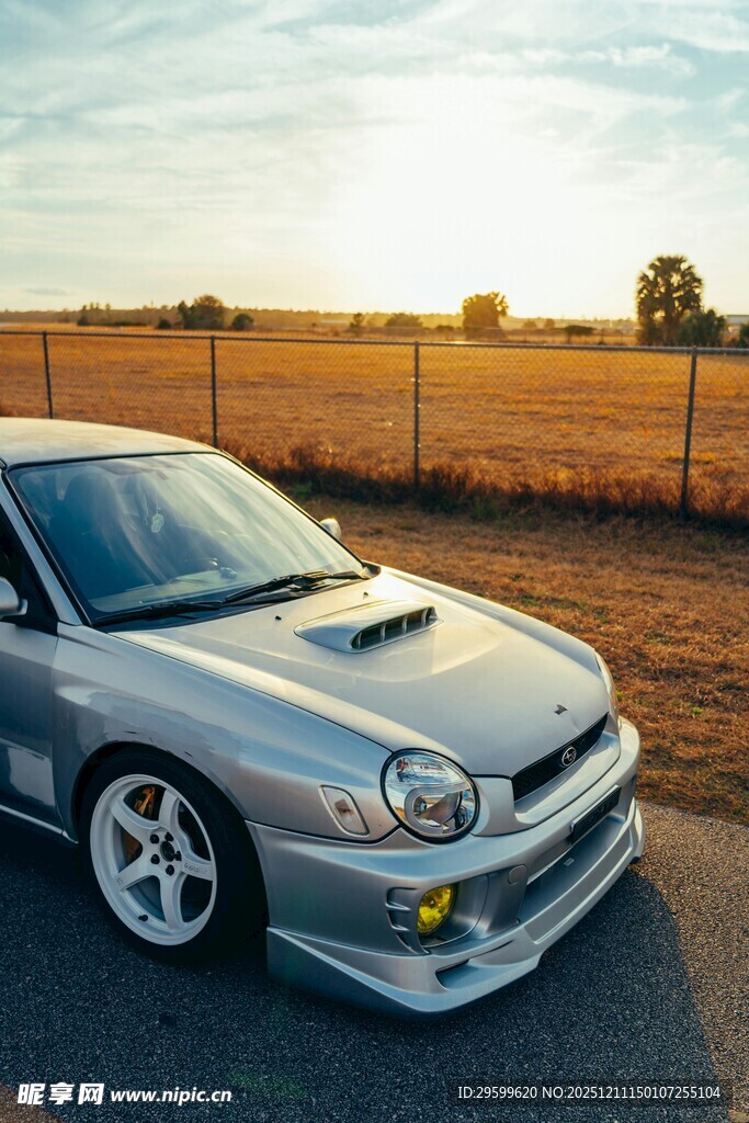 银色跑车于开阔田野边