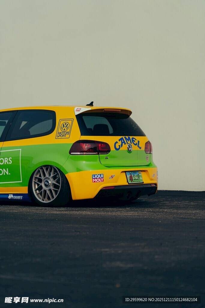 多彩赛车炫酷背影