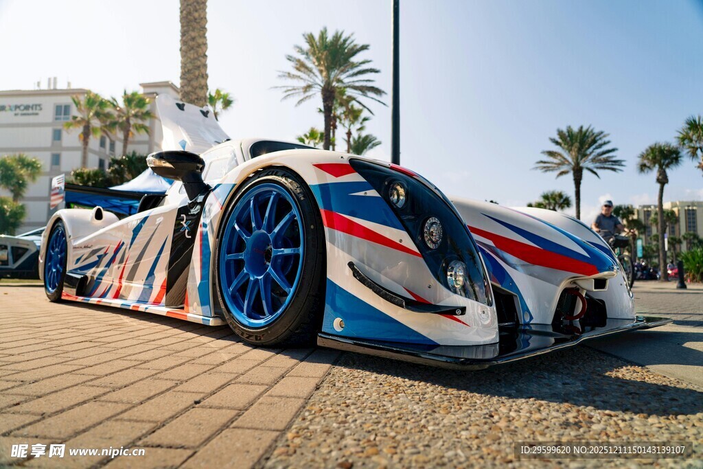 炫酷赛车停于户外场景