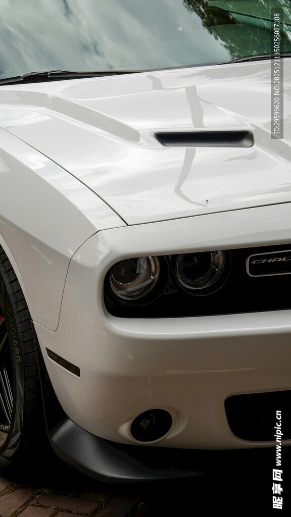 炫酷黑色跑车车头特写