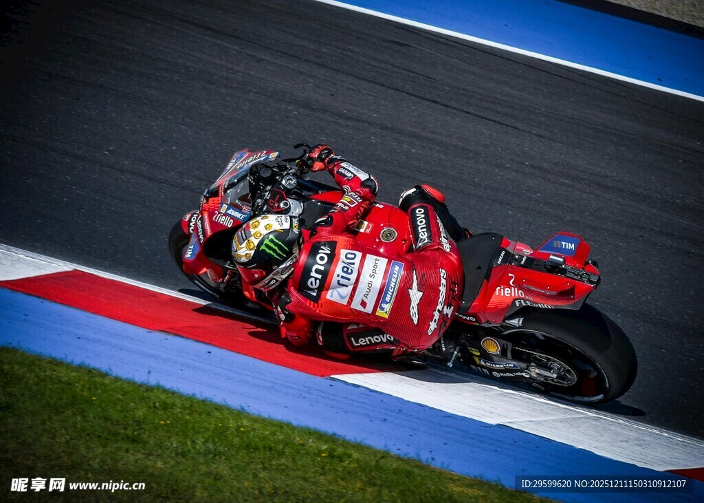 红色赛车弯道极速飞驰