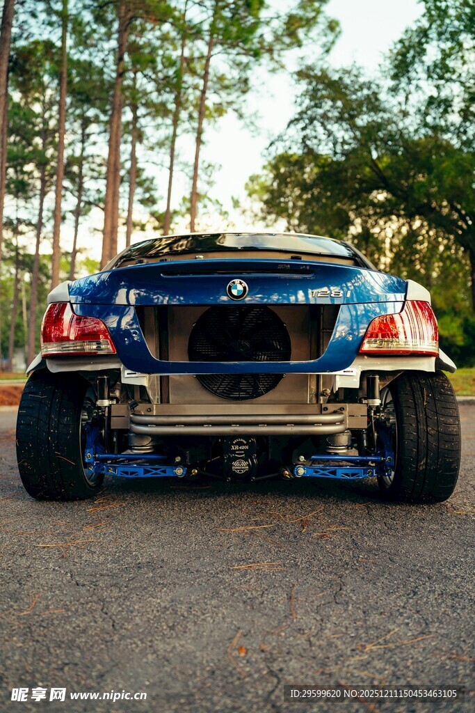 蓝色赛车尾部特写