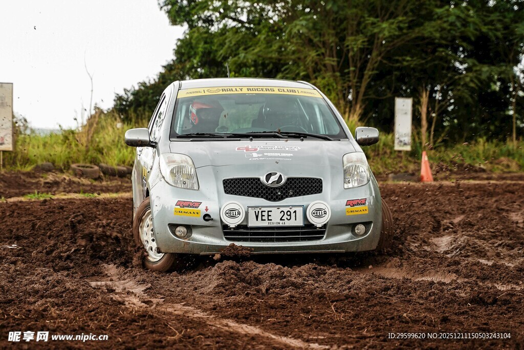 泥泞中行驶的白色汽车