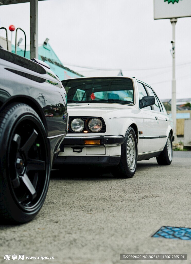 两辆改装车停在户外