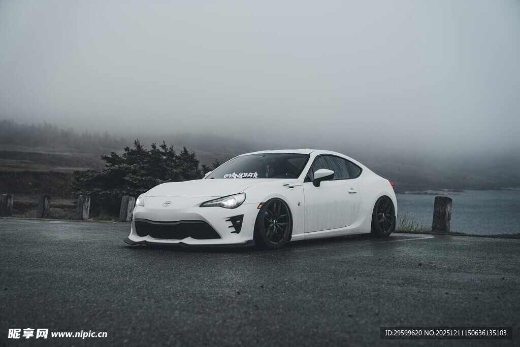 雾中白色跑车