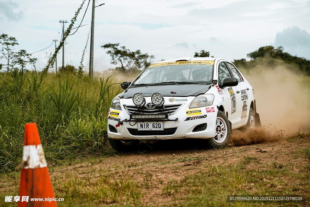 越野赛车驰骋于乡间赛道