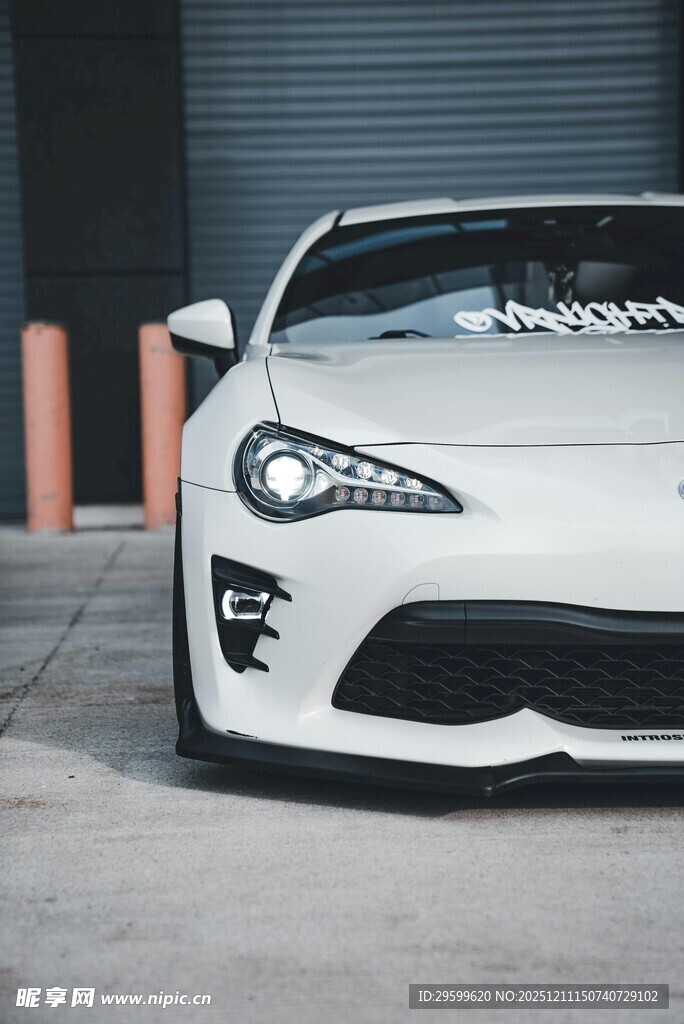 炫酷白色跑车前脸特写