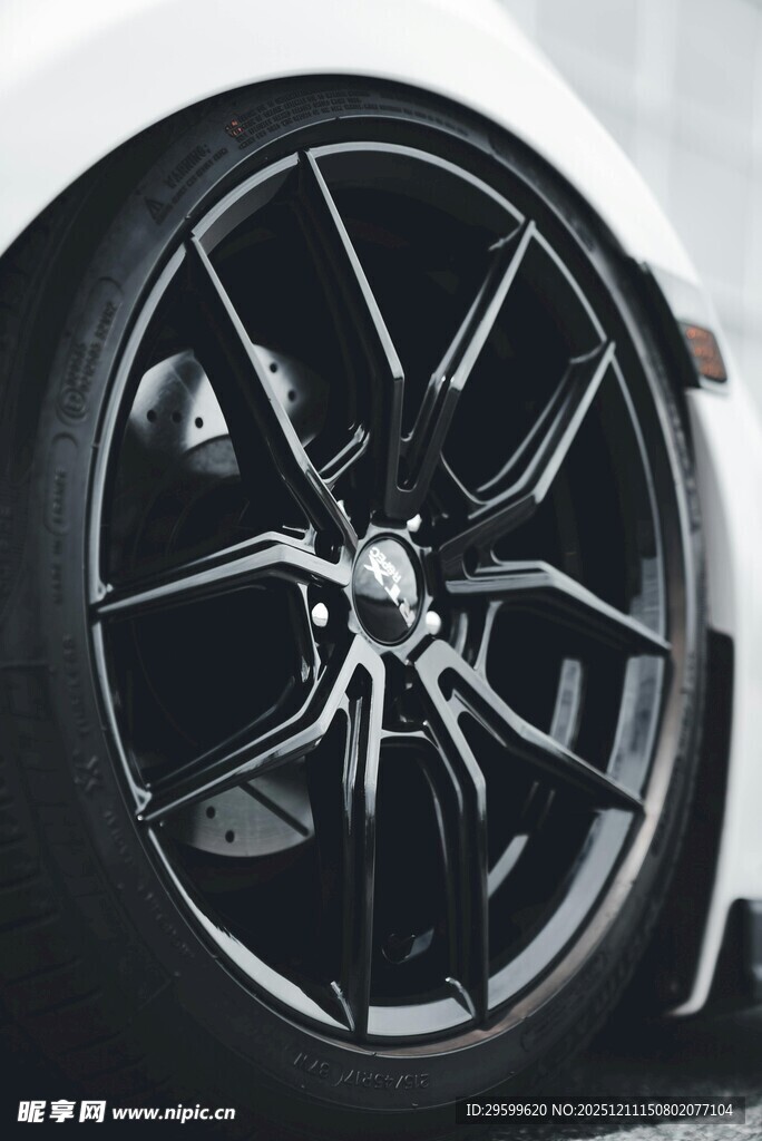 炫酷黑色汽车轮毂特写
