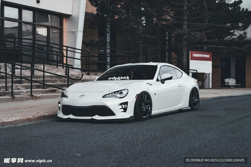 白色酷炫跑车停于路边