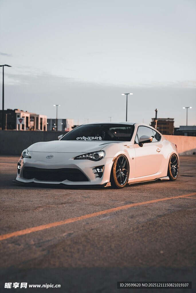 白色酷炫跑车停于道路