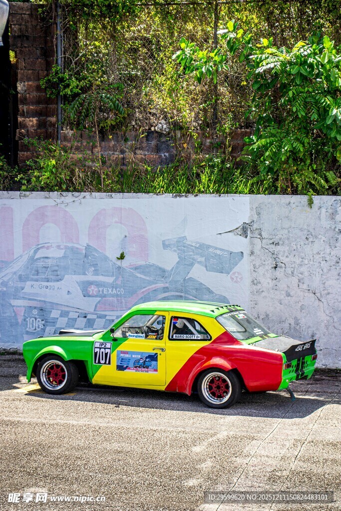 多彩复古轿车停于墙边