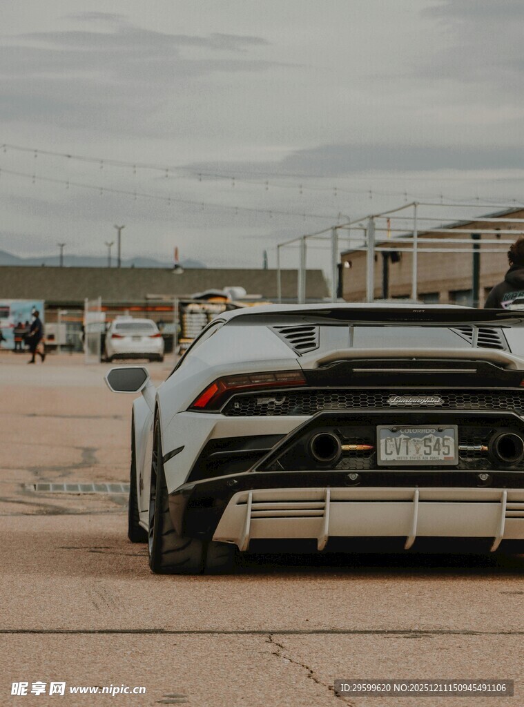 炫酷跑车尾部特写