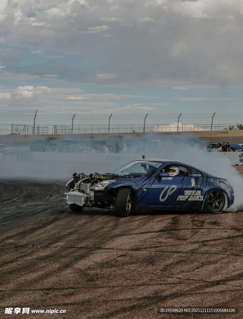 越野赛车驰骋于泥泞场地