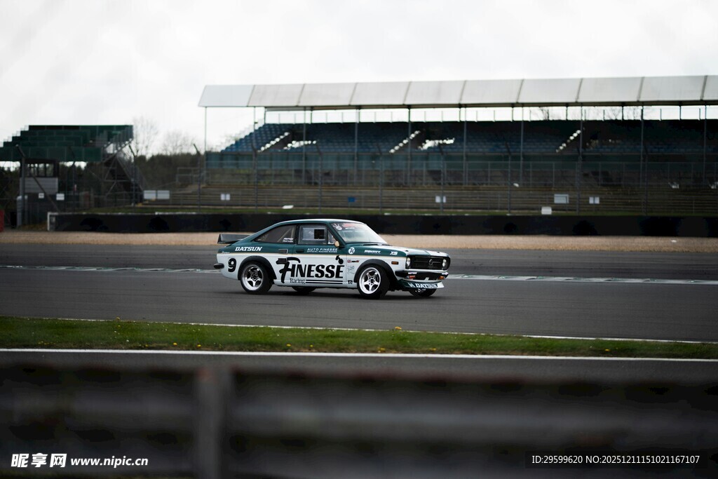 赛道上飞驰的酷炫赛车