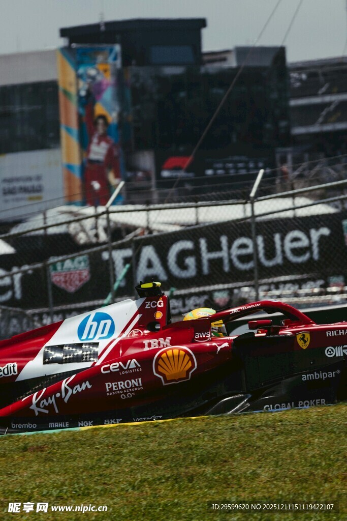 赛车飞驰于赛道