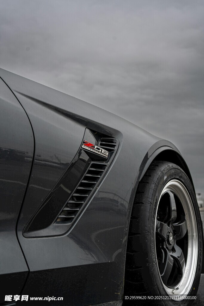 炫酷黑色跑车局部特写