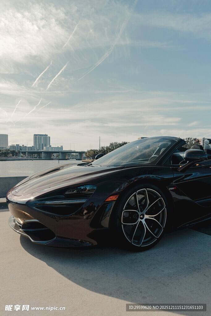 炫酷黑色跑车停于户外