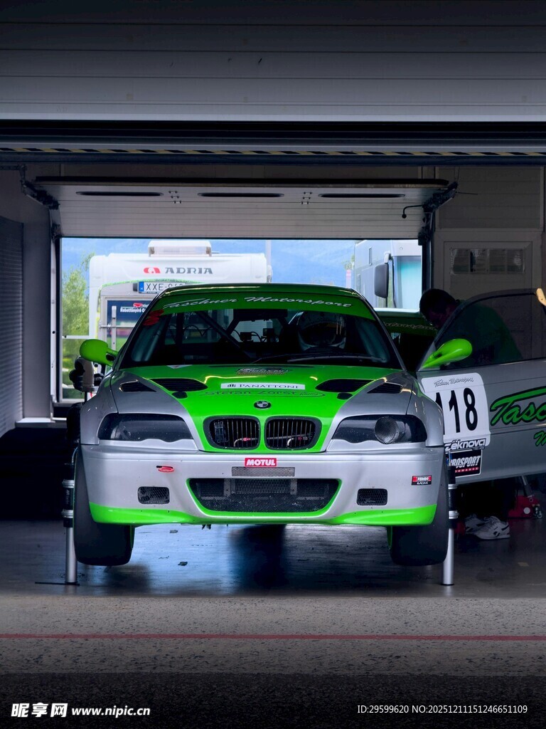 炫酷改装赛车车库前展示