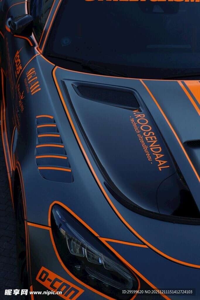 炫酷改装车的引擎盖细节