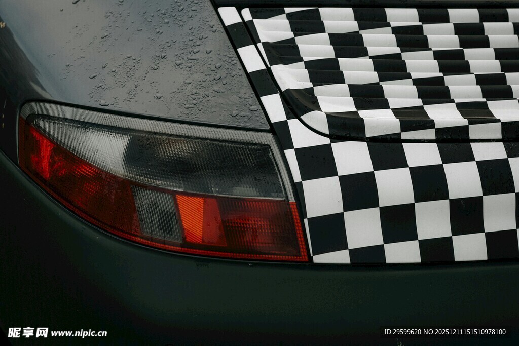 汽车尾部黑白棋盘格装饰