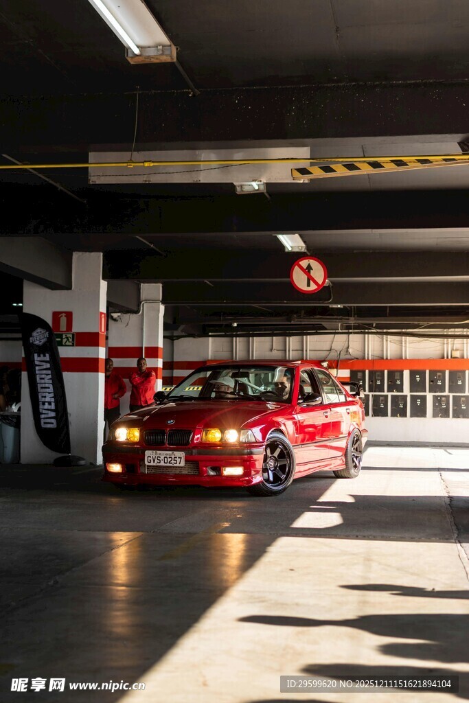 地下车库中的红色消防车
