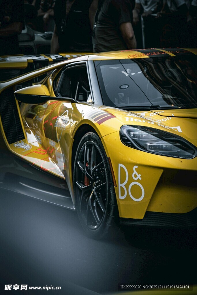 黄色炫酷跑车特写