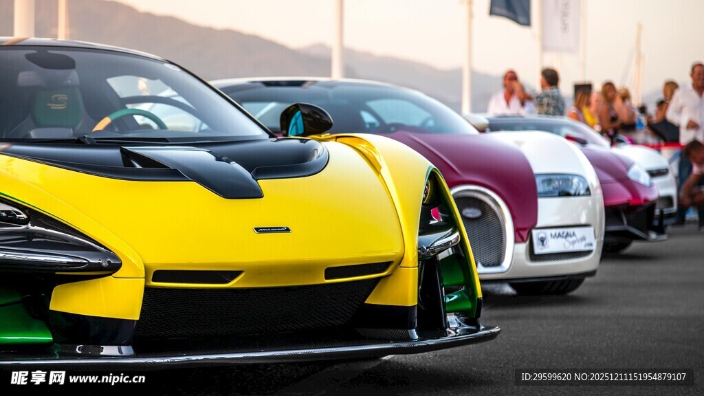 一排炫酷超跑整齐停放