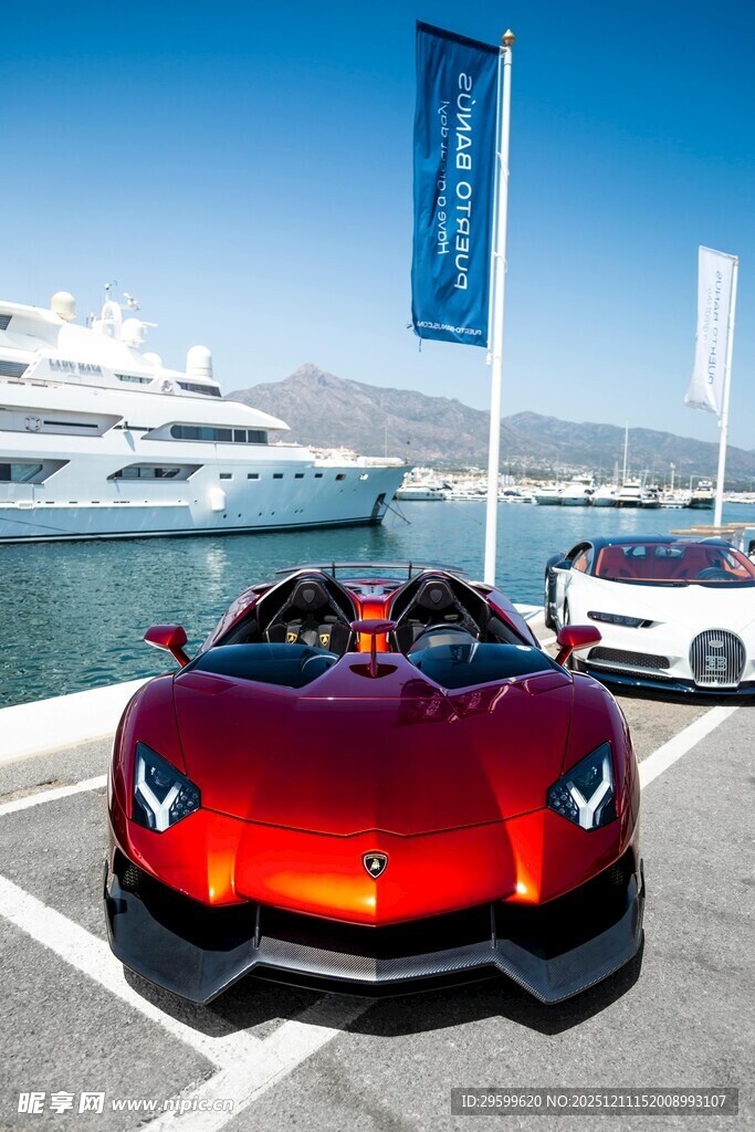 炫酷红色超跑停靠码头