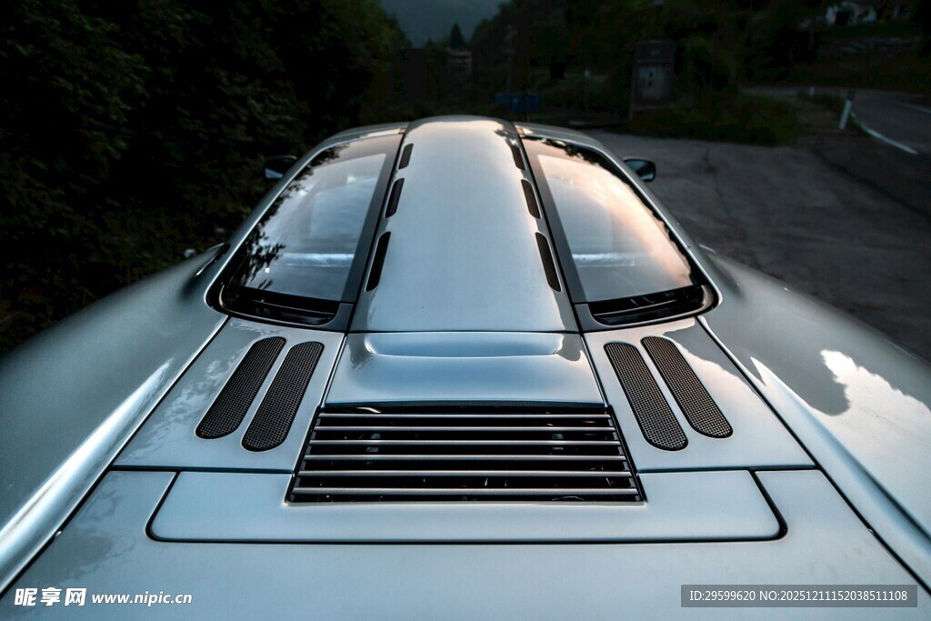 银色跑车引擎盖特写