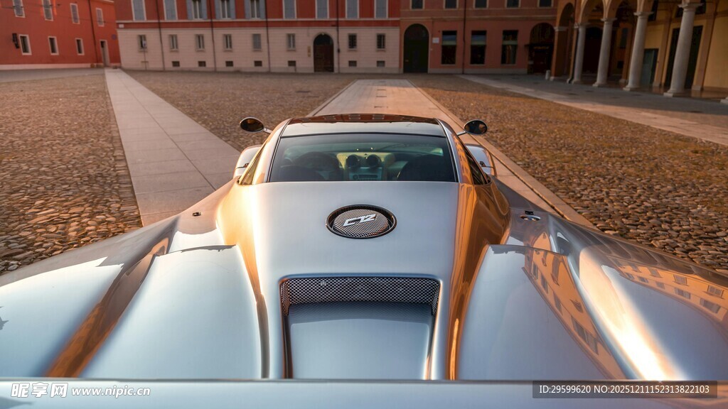 复古敞篷跑车外观特写