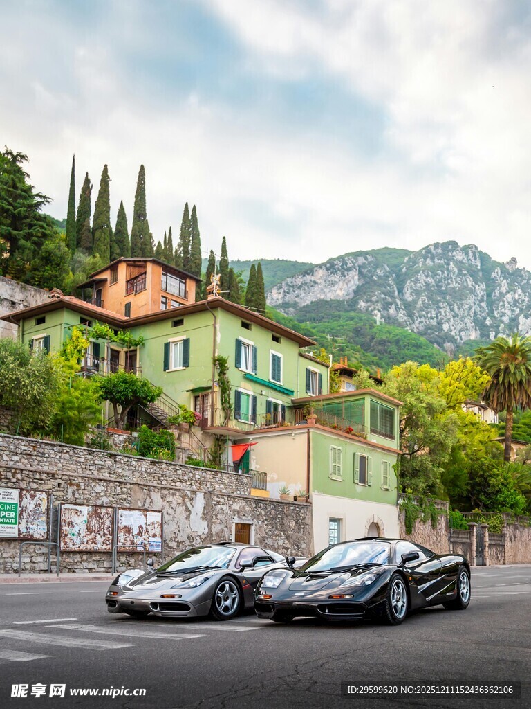 街道上的两辆酷炫跑车
