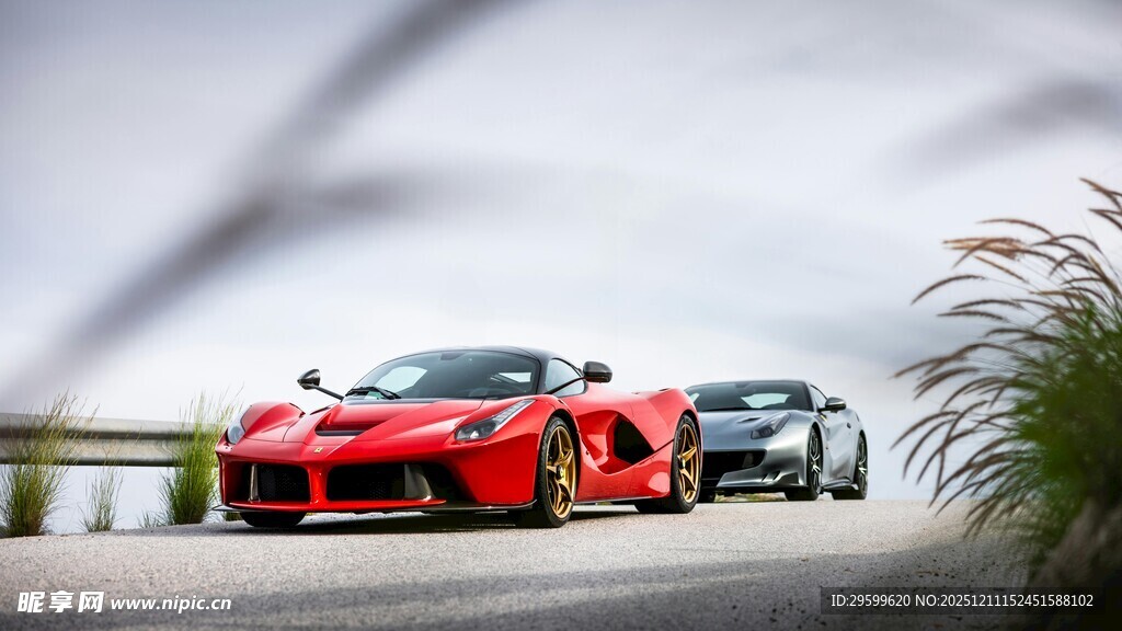 公路上疾驰的炫酷红色跑车