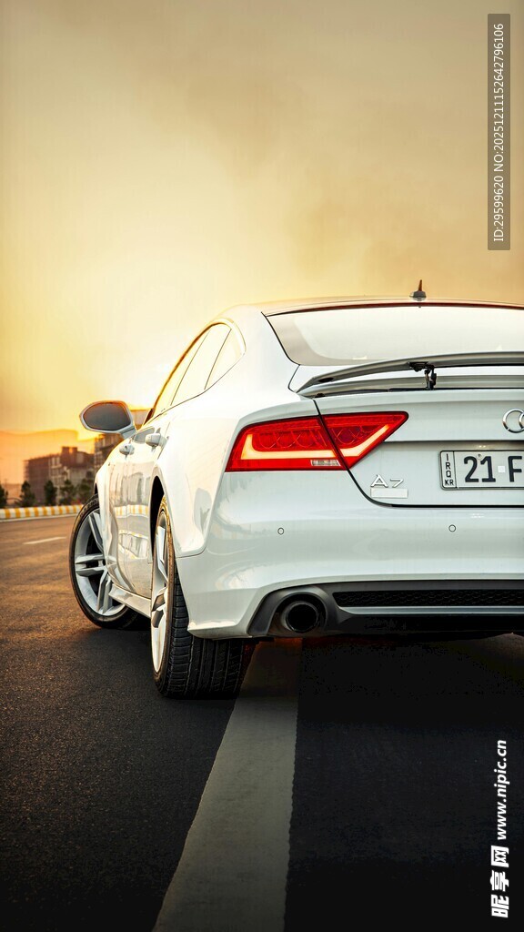 夕阳下的白色酷炫轿车